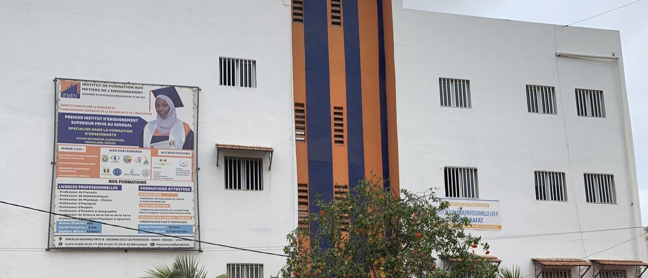 La façade de l’IFMEN aux Parcelles Assainies à Dakar, avec le panneau de l’institut